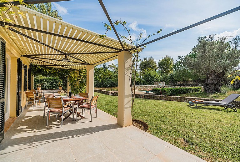 Terrasse Tisch Stuehle Deckenleuchte Pflanzen