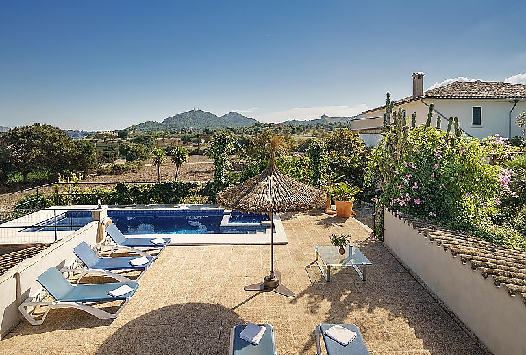 Terrasse Pool Sonnnliegen Himmel Landhaus Bäume