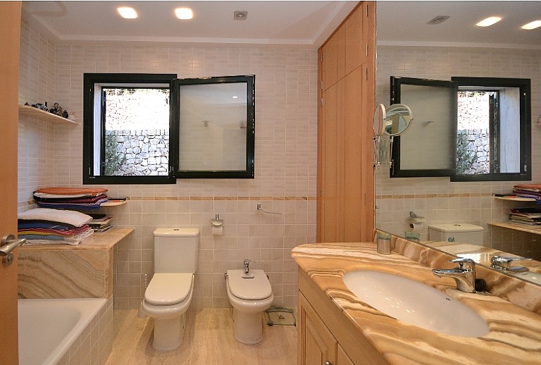 Bad Wanne Waschbecken WC Fenster