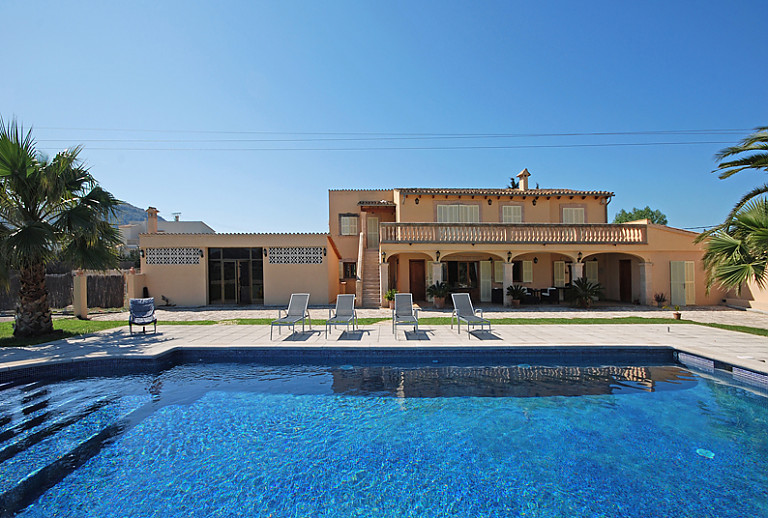 Pool Himmel Finca Sonnenliegen Bäume Rasen