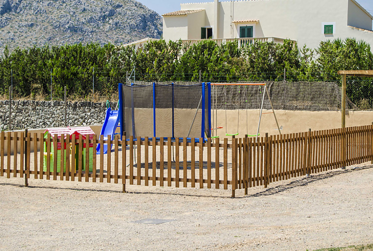 Kinderspielplatz Zaun Hecke