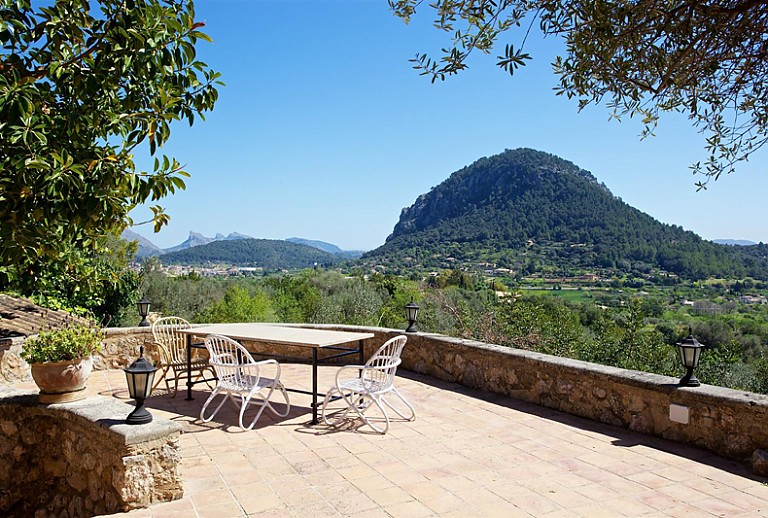 Terrasse Panoramablick Berg Gartentisch Stuehle 