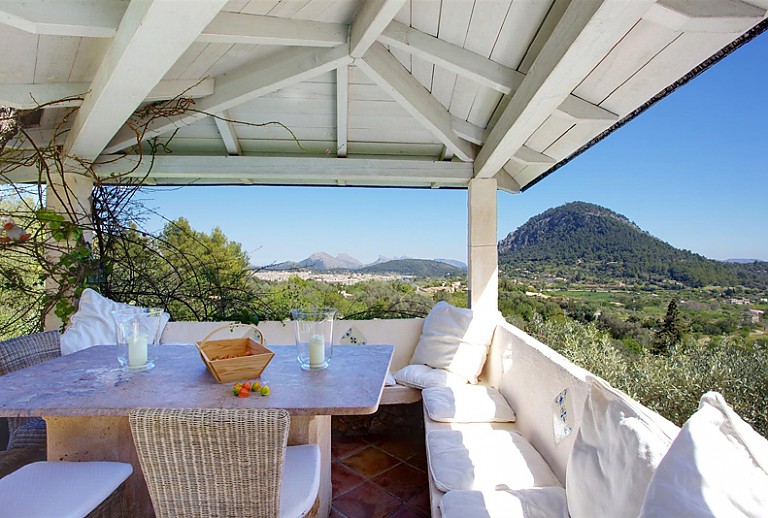 Terrasse Essbereich Tisch Sitzbaenke Stuehle Weitblick