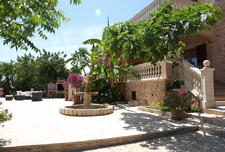 Finca Bäume Brunnen Treppe Himmel