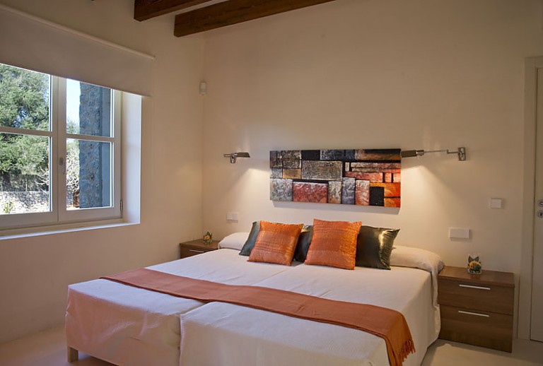 Schlafzimmer Doppelbett Nachttische Lampen Fenster