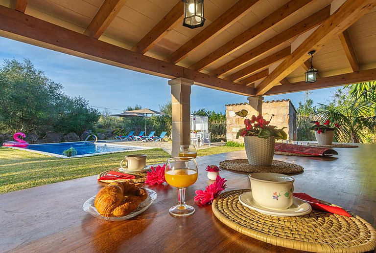 Pool Terrasse Sonnenliegen Tisch Stuhl Rasen Pflanzen