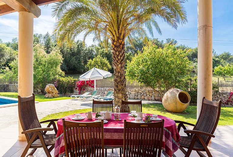 Terrasse Palme Tisch Stühle Himmel