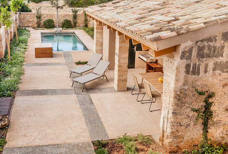 Außenbereich Pool Terrasse Poolliegen