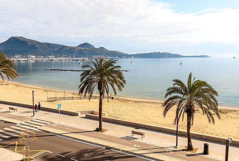 Meerblick vom Balkon mit Strand und Palmen