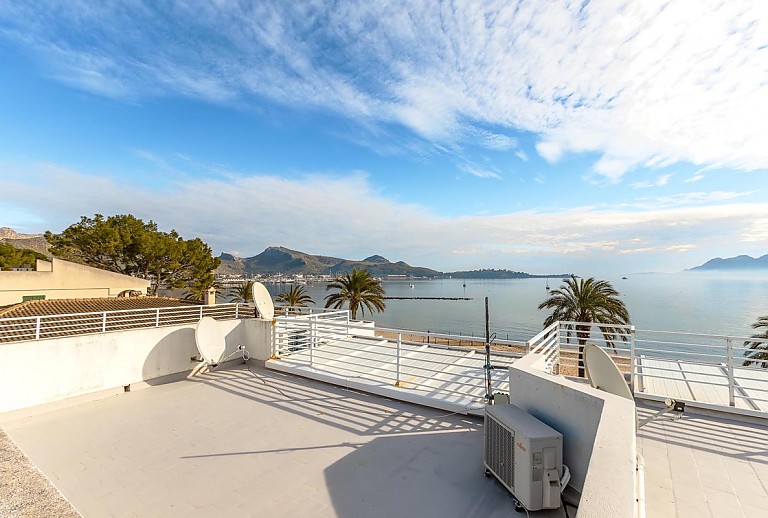 Terrasse mit Blick auf das Meer und den Strand