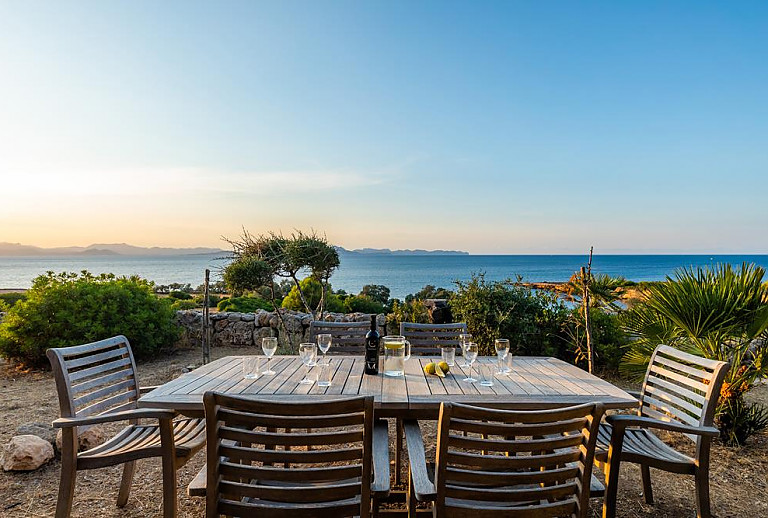 Terrasse mit Blick in den Garten 