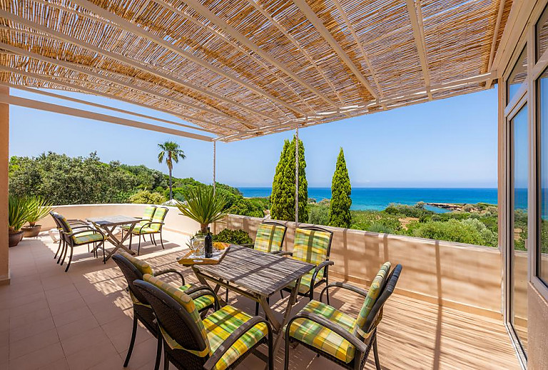 Terrasse mit Gartenmöbel und Meerblick