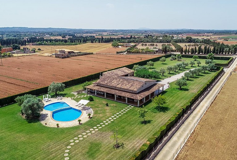 Luftaufnahme Grundstück Poolbereich Rasen Finca