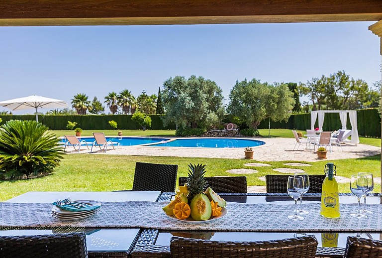 Terrasse an der Finca mit Vordach und Esstisch