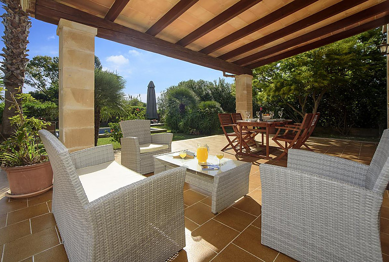 Terrasse mit Vordach und Gartenmöbeln