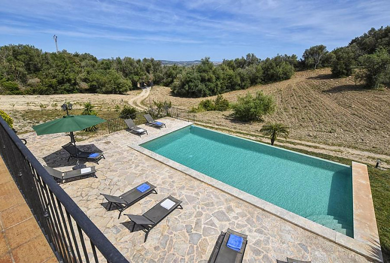 Überdachte Terrasse mit Blick in den Garten