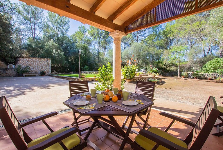 Terrasse mit Vordach und Gartentisch