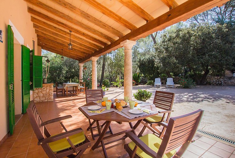 Terrasse mit Vordach und Gartentisch