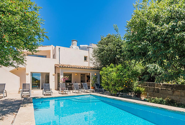 Poolbereich vor dem Ferienhaus mit Sonnenliegen