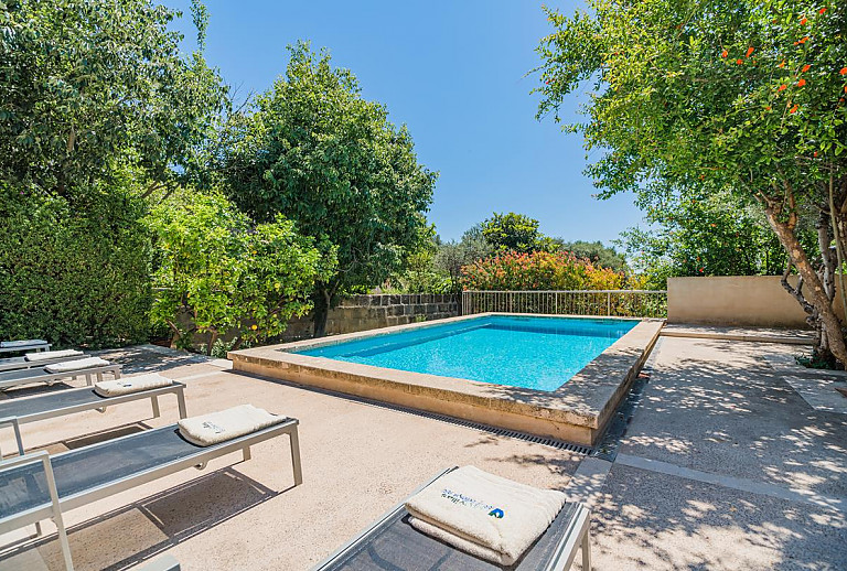 Sonnenliegen am Poolbereich vor dem Ferienhaus