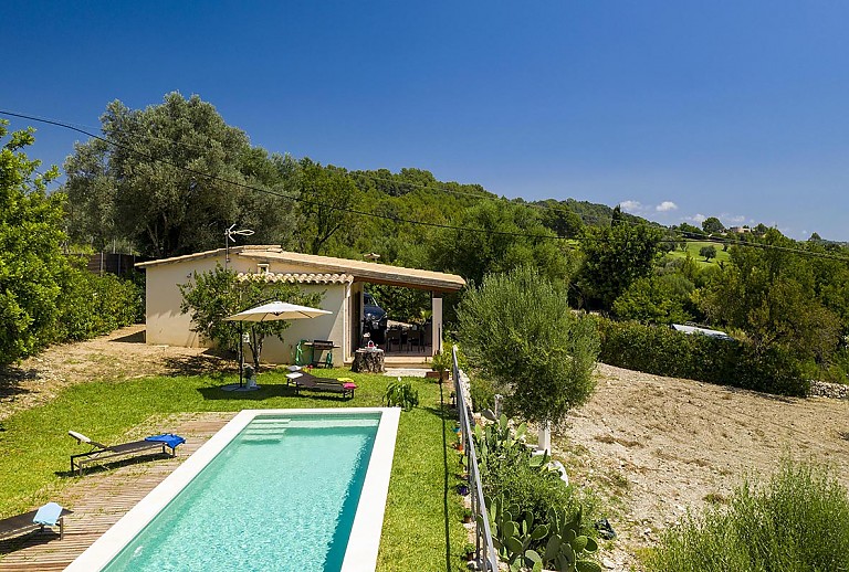 Pool und Rasen vor der Finca