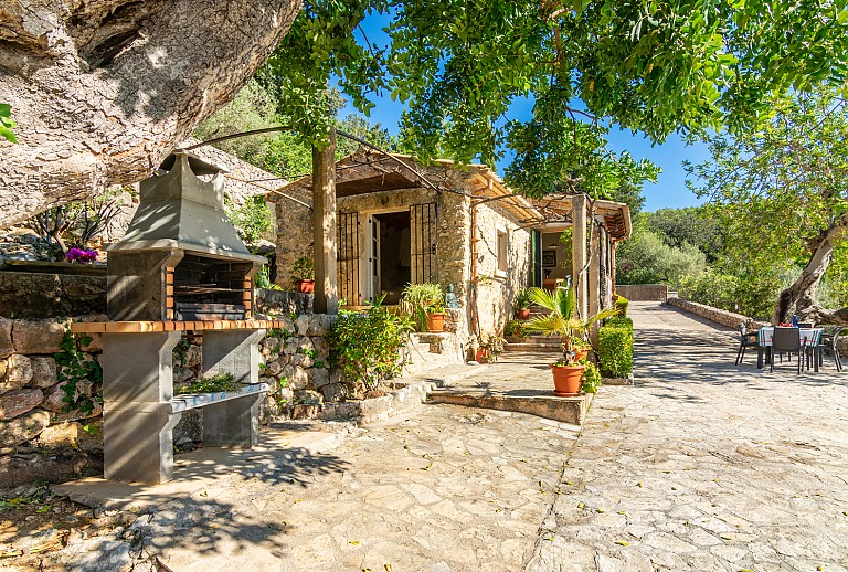 Grill im Garten vor der Finca