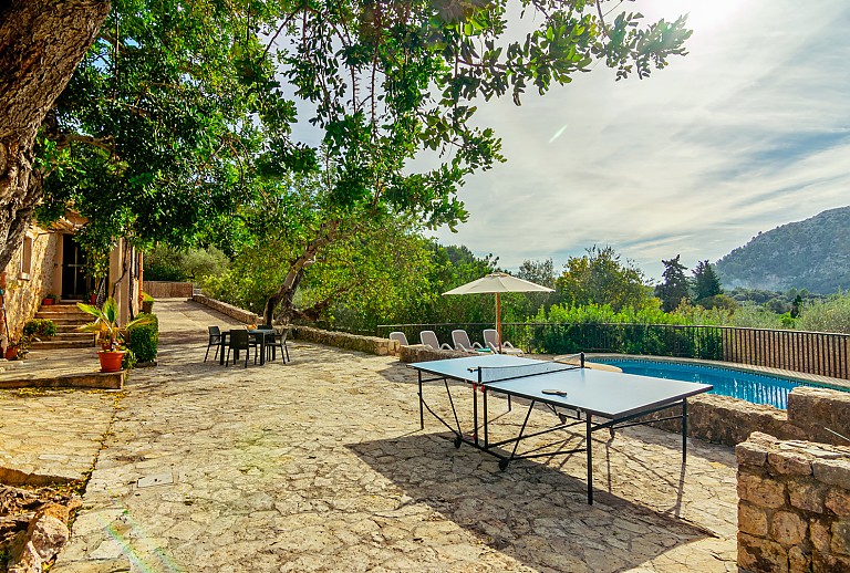 Tischtennisplatte auf der Terrasse vor der Finca