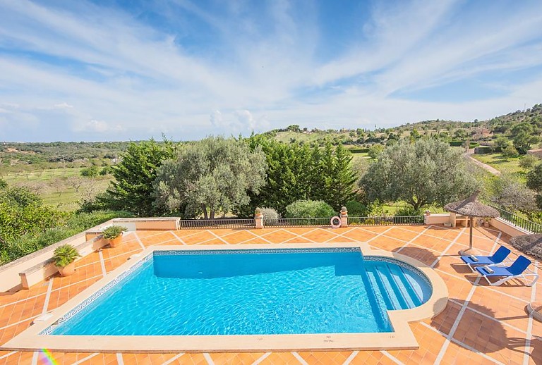 Schwimmbecken vor der Finca mit Weitblick