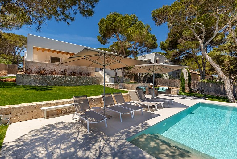 Pool vor der Finca und Blick auf das Meer