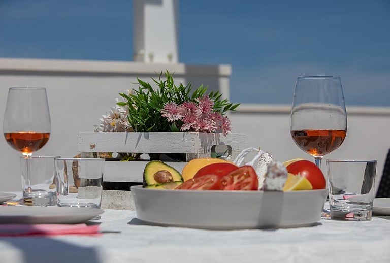 Esstisch mit Geschirr auf der Terrasse 