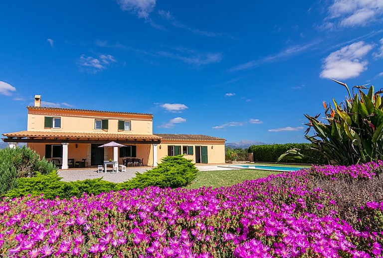 Garten vor der Finca mit Pool und Blumen