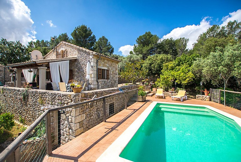 Terrasse mit Pool vor der Finca mit Sonnenliegen