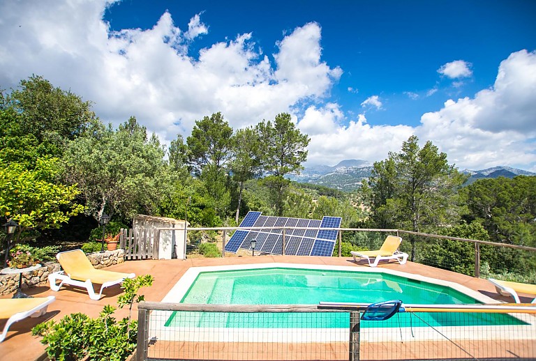 Poolbereich vor der Finca mit Sonnenliegen