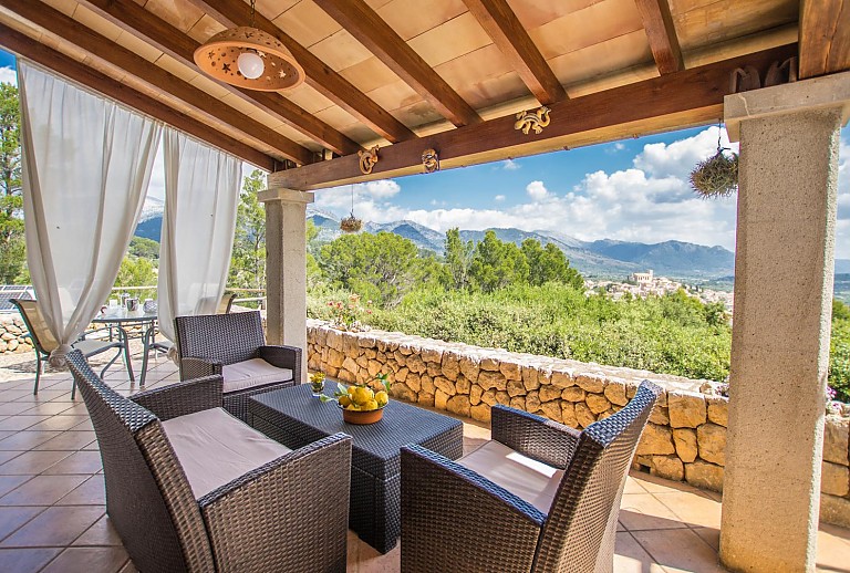 Terrasse mit Weitblick und Esstisch