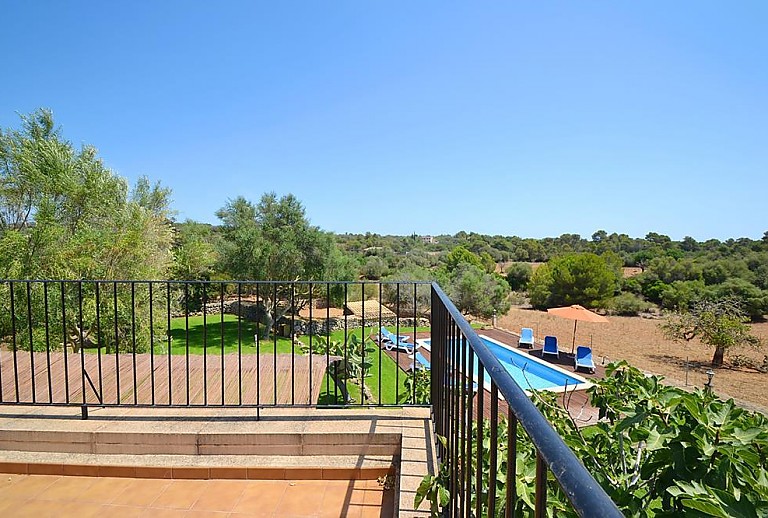 Terrasse mit Blick auf das Grundstück 