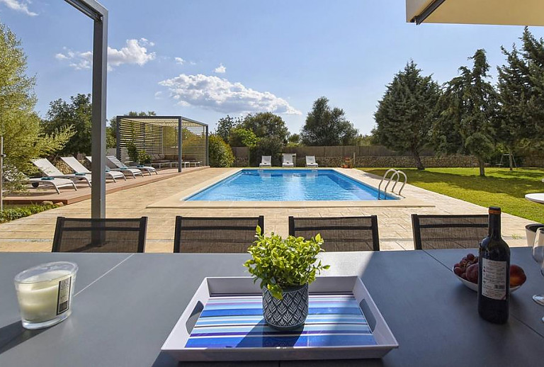 Terrasse mit Blick in den Garten