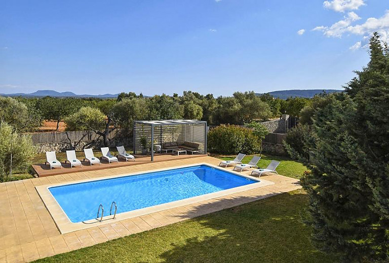 Terrasse mit Poolblick