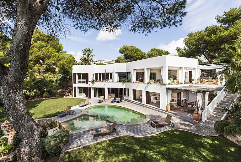 Garten mit Bäumen und Pool vor dem Ferienhaus