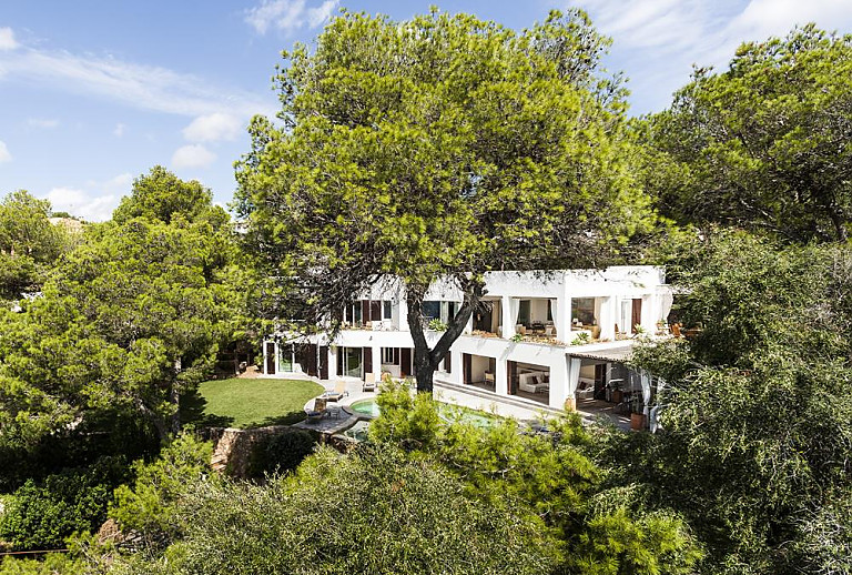 Blick auf das Ferienhaus und den Garten