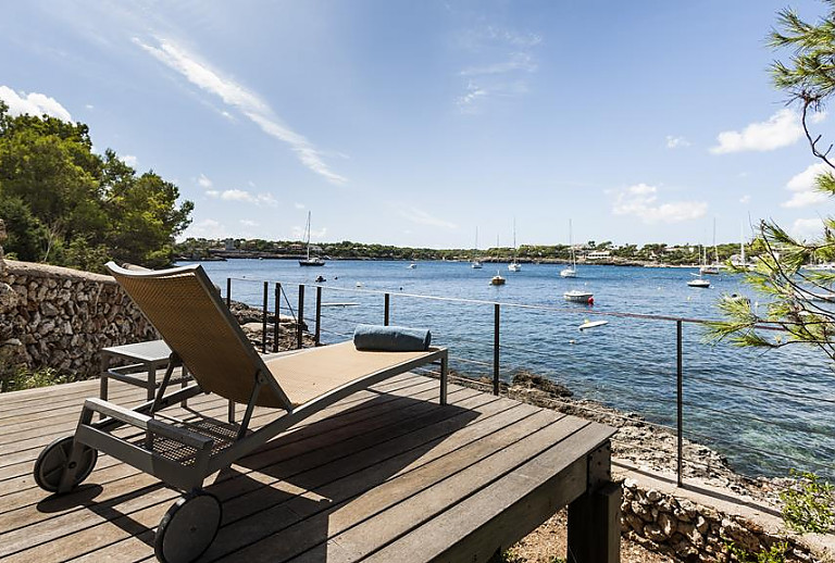 Sonnenliegen auf der Terrasse am Meer