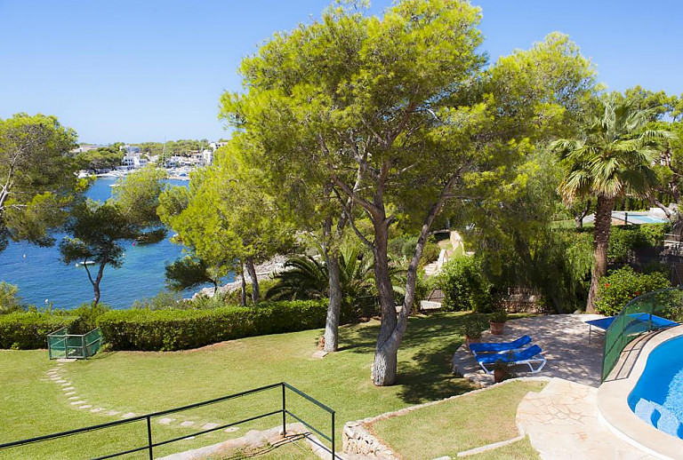 Garten mit Meerblick und Rasen