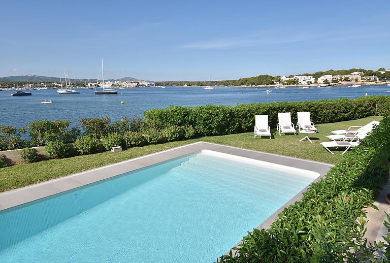 Ferienhaus mit Poolbereich und Meerblick