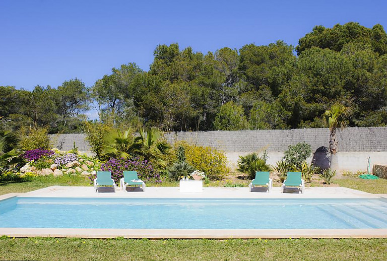 Sonnenliegen am Pool im Garten