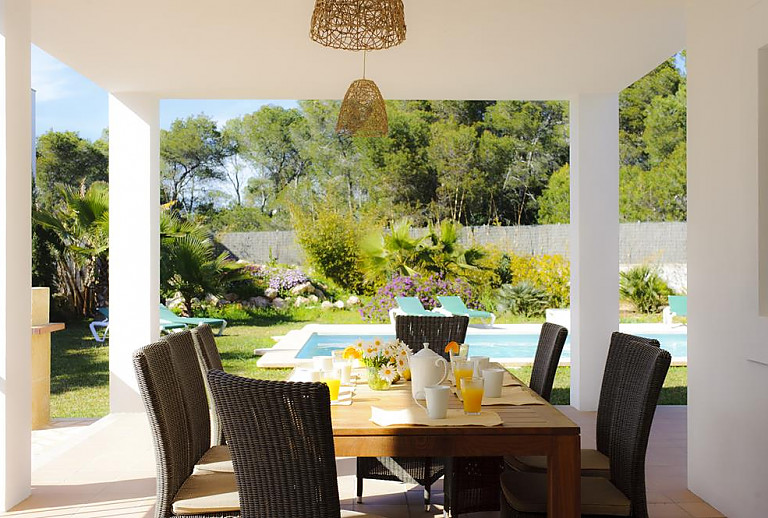 Terrasse mit Vordach und Blick in den Garten