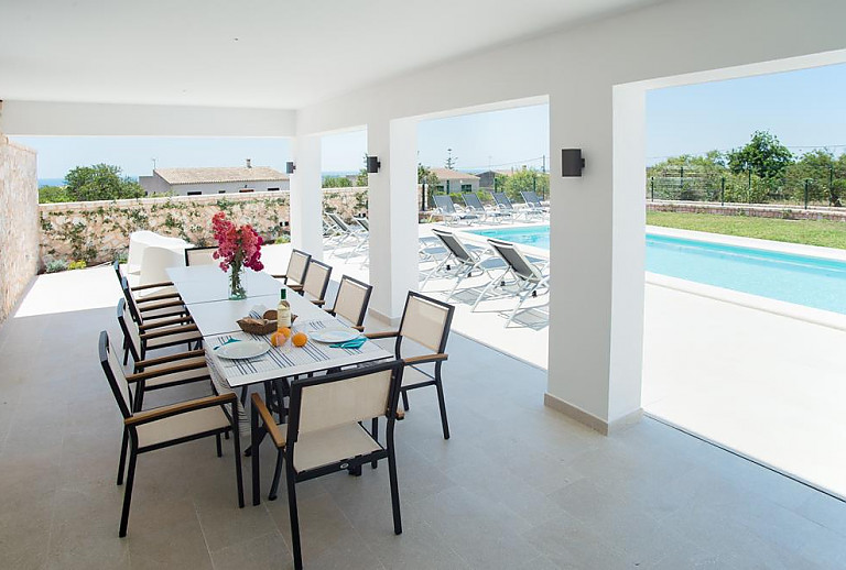 Terrasse mit Vordach und Poolblick