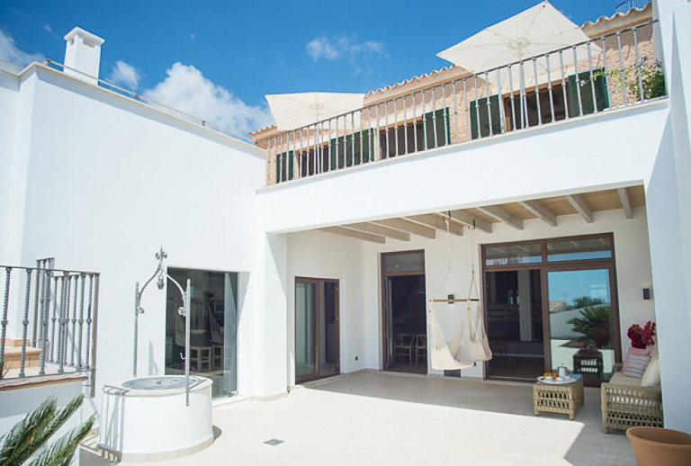 Ferienhaus mit Balkon und Terrasse