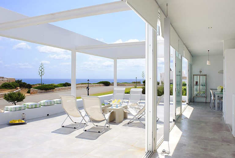 Terrasse mit Gartenmöbeln und Meerblick