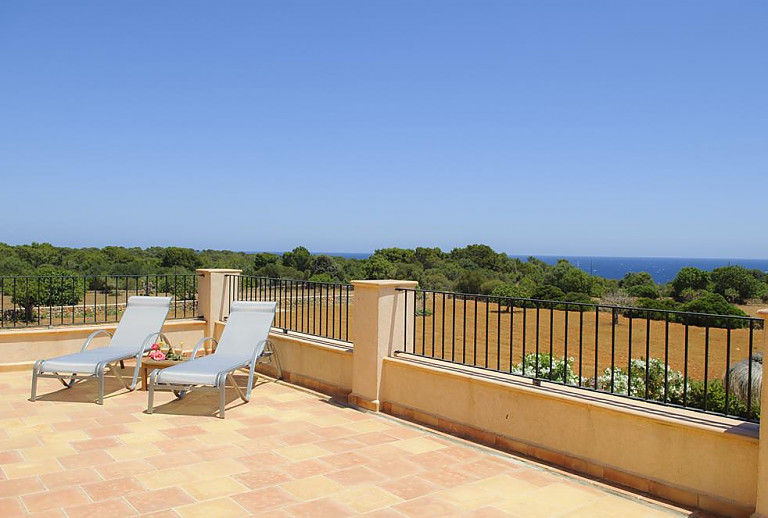 Weitblick von der Terrasse mit Sonnenliegen