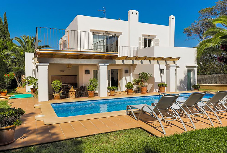 Pool mit Sonnenliegen vor dem Ferienhaus