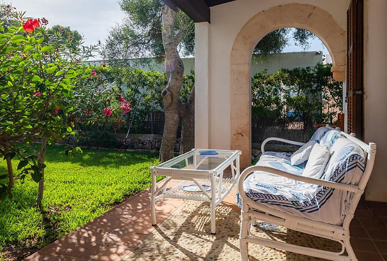 Sitzmöbel auf der Terrasse mit Blick in den Garten